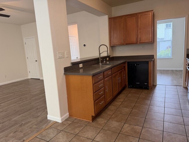 Building Photo - Gorgeous 4 bedroom 2 story home in Anatolia