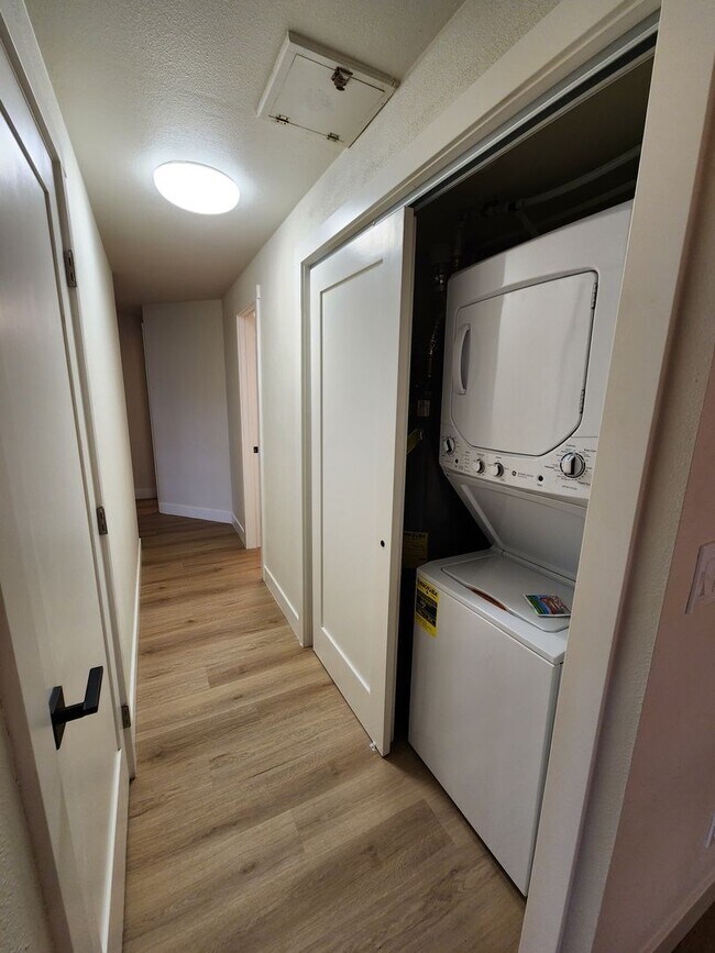 Building Photo - Gorgeous Remodeled 3 bed 2.5 bath in West ...