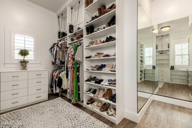 Building Photo - 2013 E Mallory St