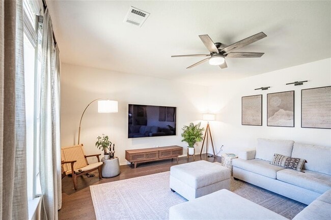 Building Photo - 547 Saturnia Dr