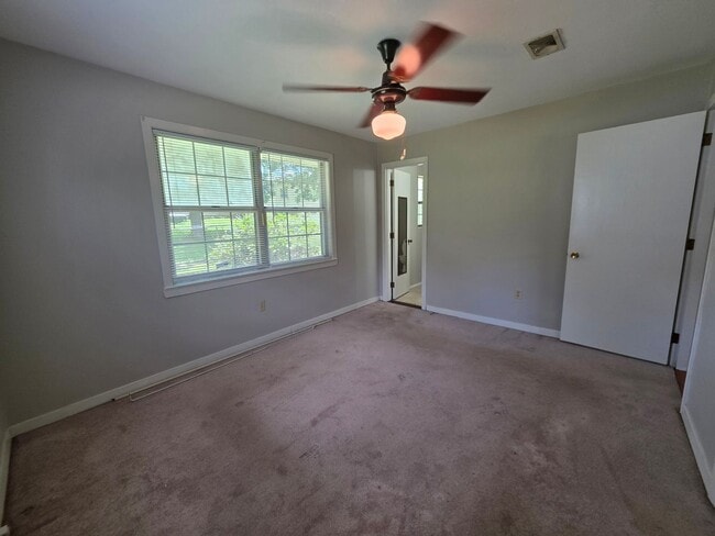 Building Photo - 4BR/2BA lake view home with covered back p...