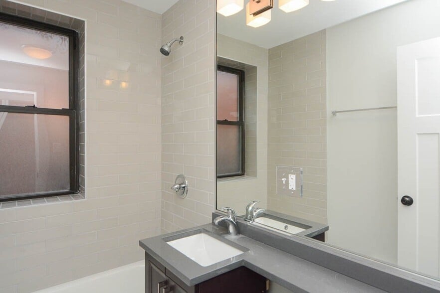 Building Photo - 533 W Belden Ave