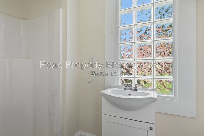 Building Photo - 3120 Parkwood Ave
