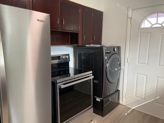 Building Photo - Cute 3 BR/ 1 BA Off Gate City Blvd.