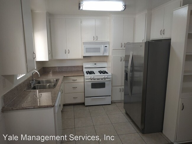 Building Photo - 18553-18563 Clark St