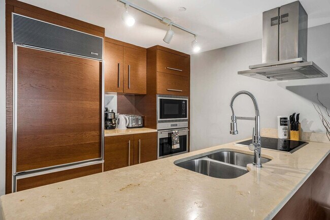 Building Photo - 485 Brickell Ave