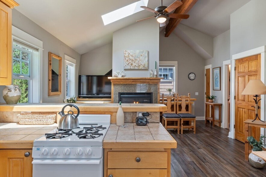 Building Photo - 1313 NW Fort Clatsop St