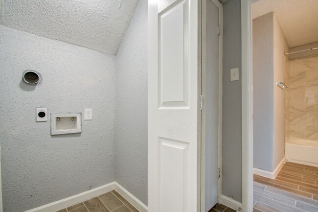 Building Photo - Remodeled 3 Bed / 2 Bath townhome at The B...