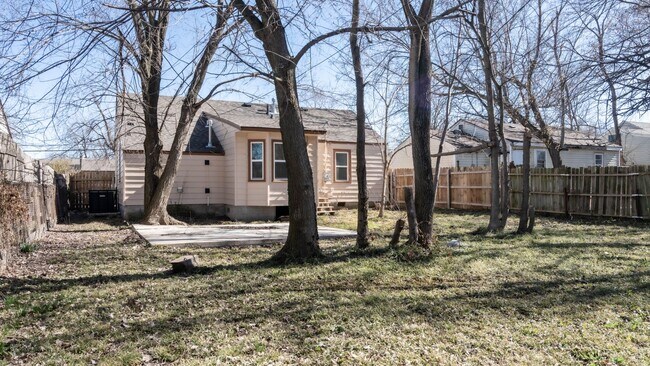 Building Photo - Beautifully remodeled 3/2 in West Tulsa - ...