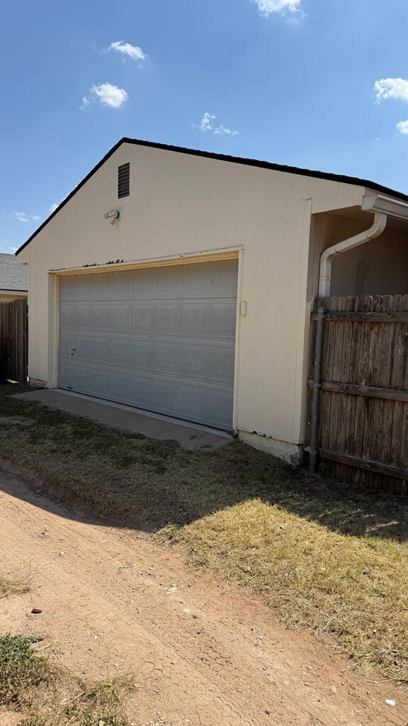 Building Photo - 2602 Wydewood Dr