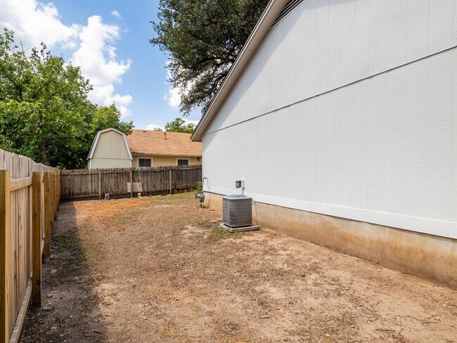 Building Photo - 13000 Meadowheath Cove