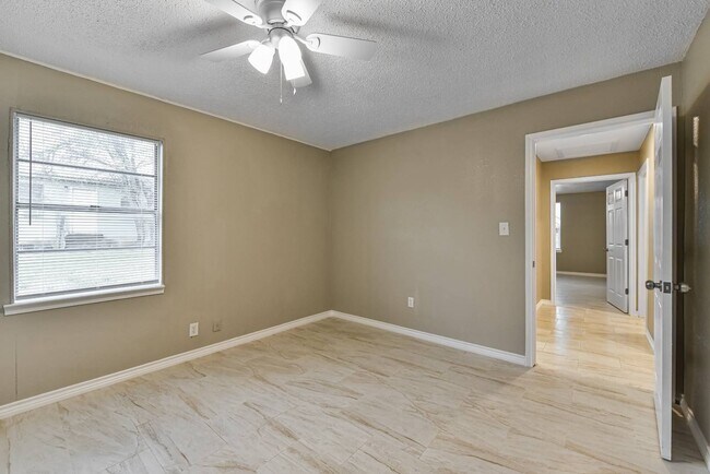 Building Photo - 1106 Brewster Ave