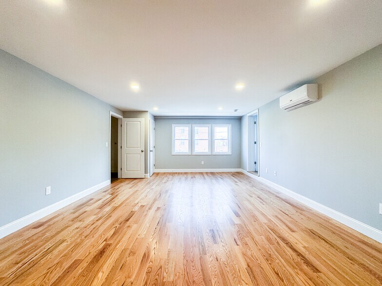 Building Photo - 58 Chestnut St