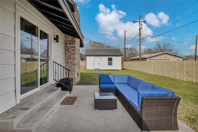Building Photo - 10601 Walnut Bend Dr