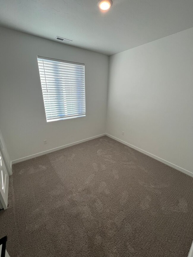 Building Photo - BRAND NEW 3 Bed 2.5 Bath Townhome