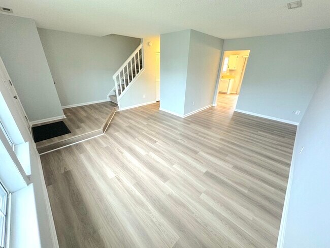 Building Photo - GORGEOUS TOWNHOME IN VIRGINIA BEACH