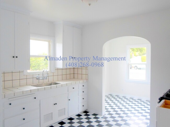 Building Photo - Charming Home in the Heart of Willow Glen! Hardwood Floors!!