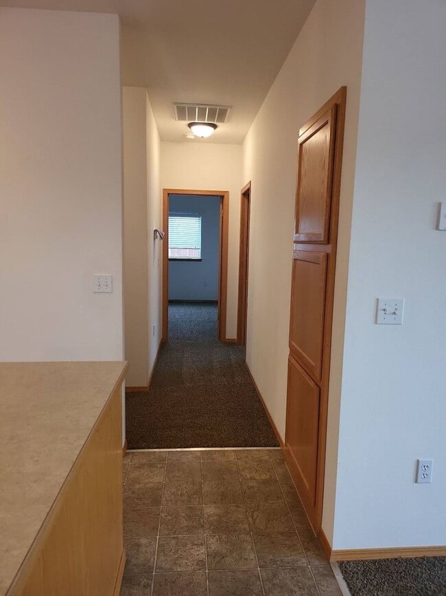 Building Photo - 212 E Linden Ave