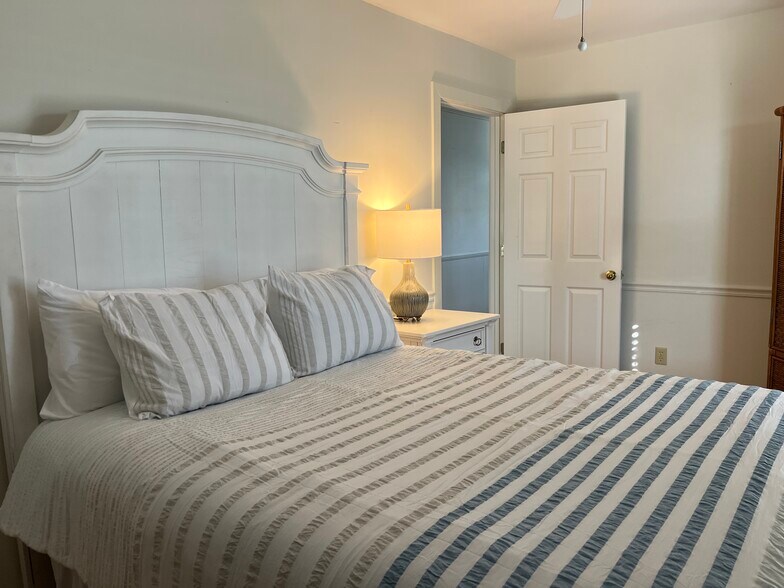 Bedroom 3 with queen bed - 301 Butler Ave