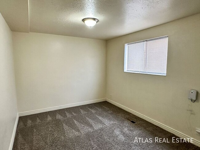 Building Photo - Cozy 1 Bedroom, 1 Bathroom Apartment | Off...