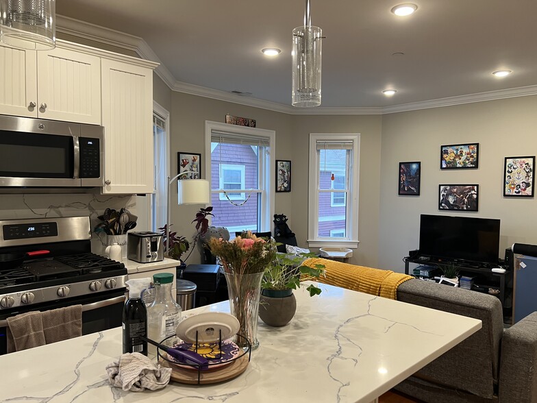 Building Photo - 118 Holland St