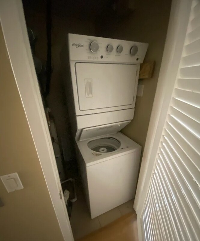 Building Photo - 2440 W Madison St