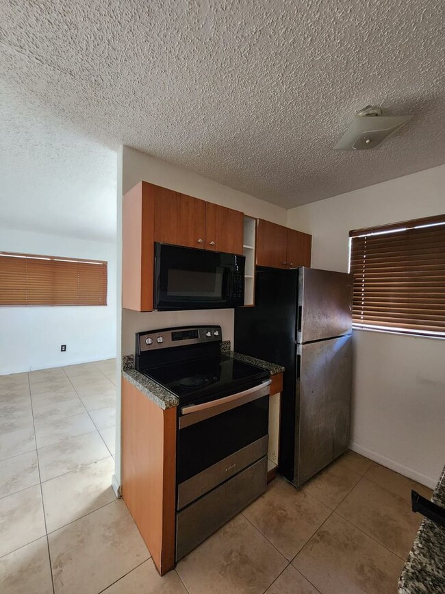 Building Photo - One bedroom apartment near Gulfstream