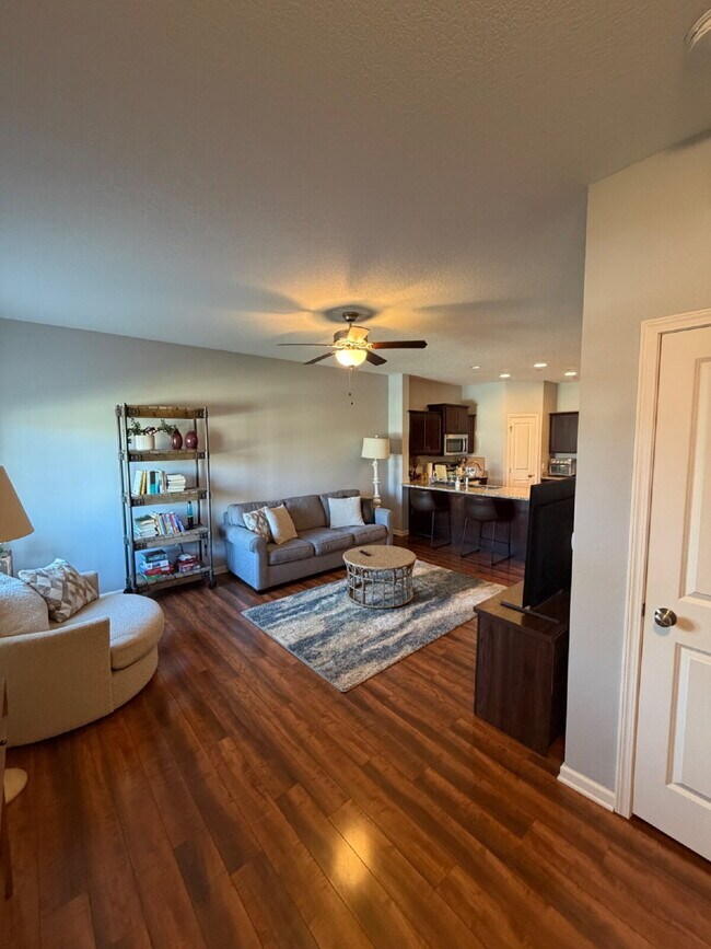 Building Photo - Charming 3-Bed 2.5-Bath Townhouse with Granite Finishes Near Jordan Creek Town Center