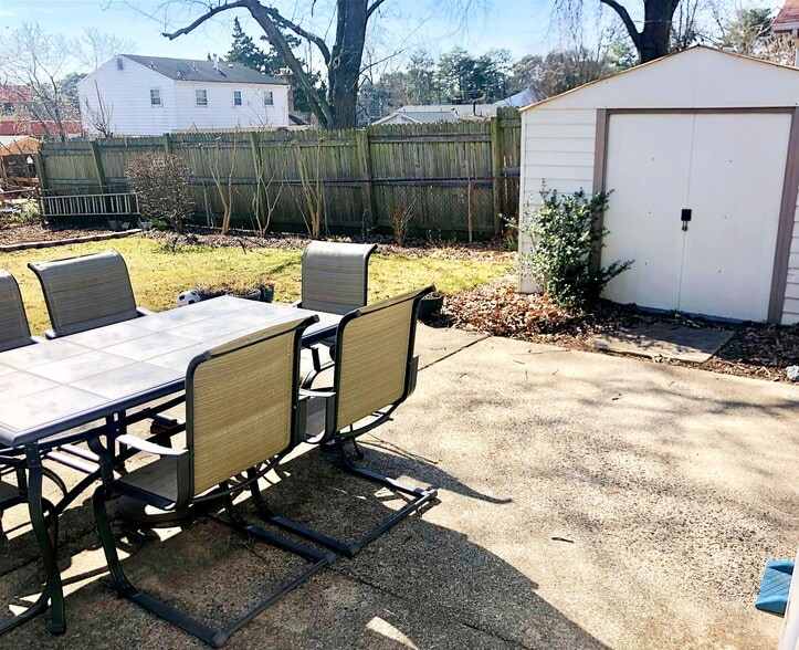 Large back patio - 8507 Woodside Ct