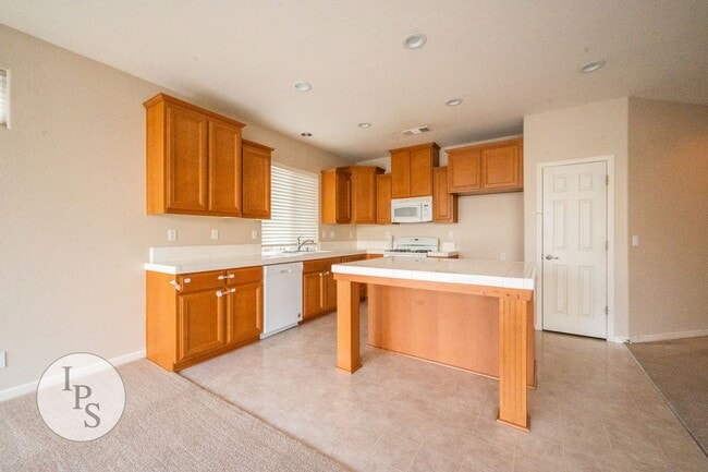 Building Photo - North East Fresno ‘Like New’ Home, 3BR/2BA, Built 2008 - Lots of Amenities!