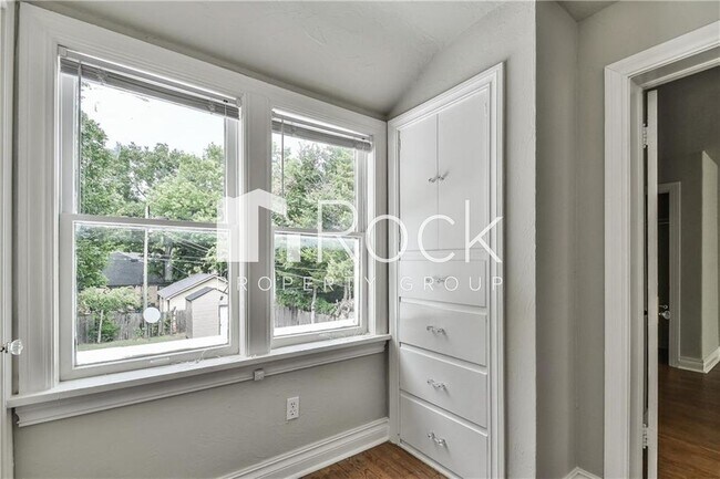 Building Photo - Beautifully Remodeled 4-Bedroom Home near ...