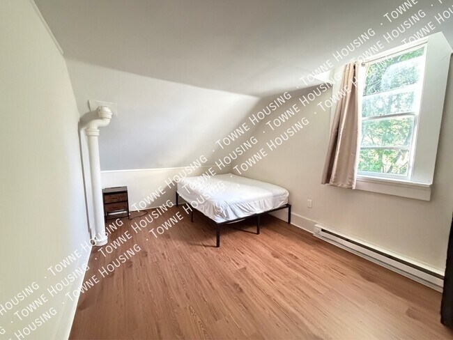 Building Photo - 99 Custer St