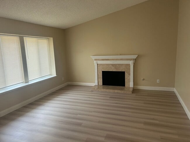 Building Photo - 956 N Sandalwood Ave