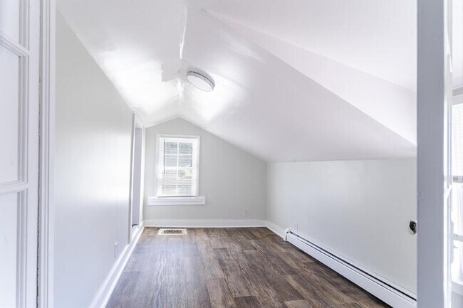 Building Photo - 874 6th Ave