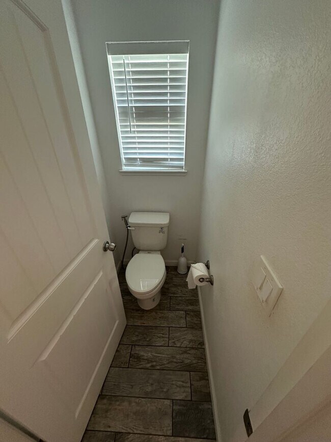 Building Photo - 3 bedroom 2 bath home for rent