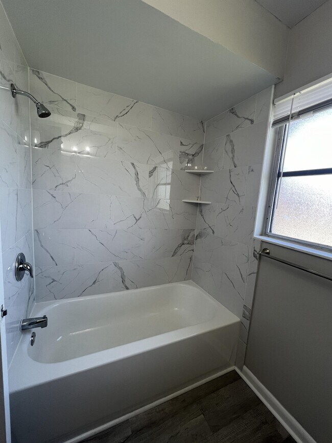 Building Photo - 1920 W Lakeview Blvd