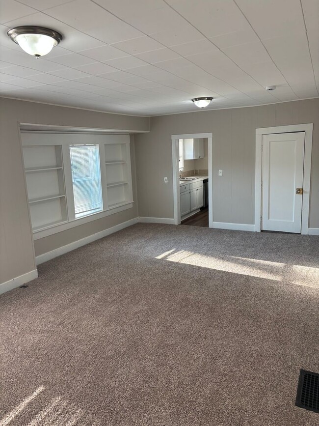 Building Photo - AVAILABLE NOW! MOVE IN SPECIAL! 3 Bedroom, 2 Bathroom in Kansas City! $1,350