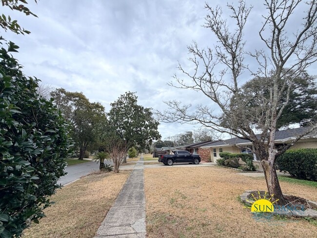 Building Photo - Beautifully Renovated 4BR Home with Private Pool in Fort Walton Beach!