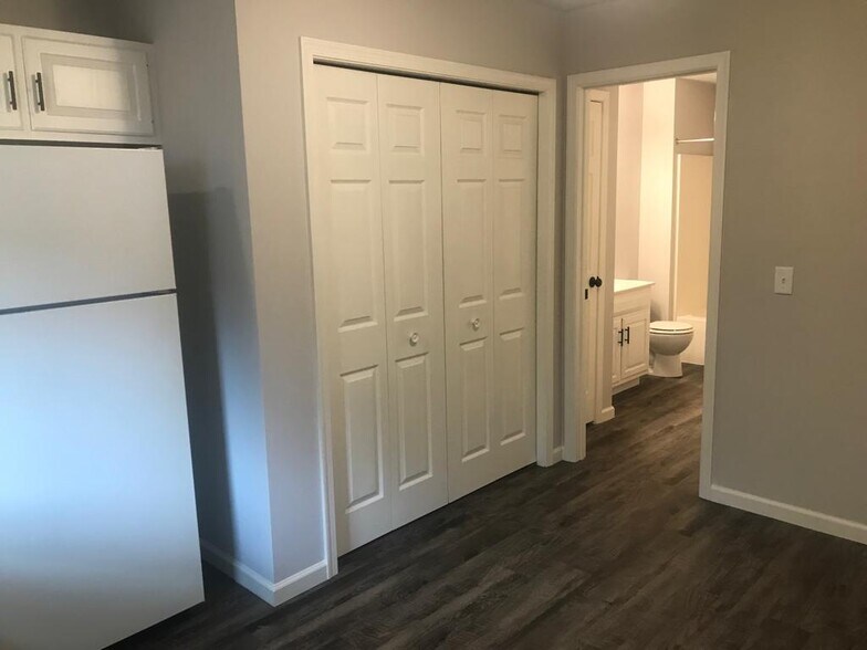 Building Photo - 640 S Oak St