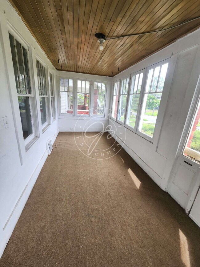 Building Photo - Spacious 3 bed 1 bath 2 story home with