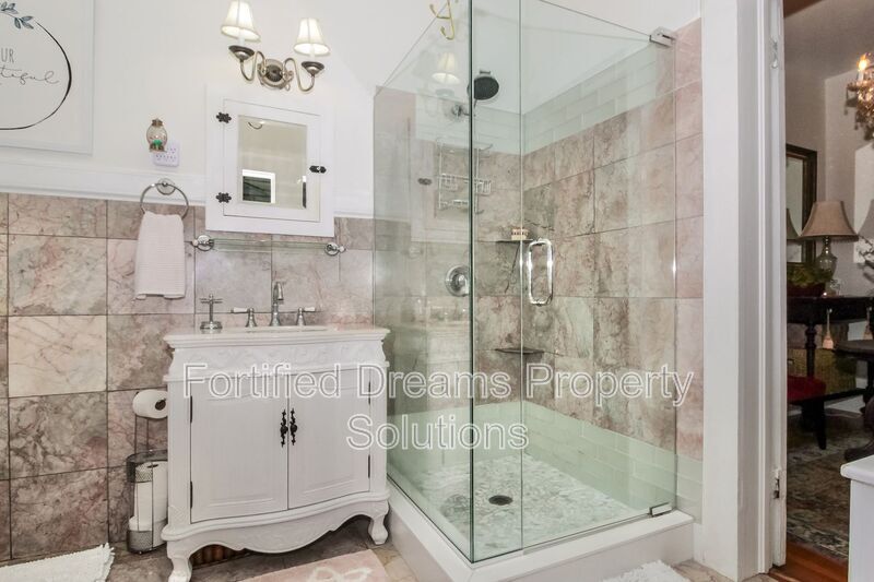 Building Photo - 205 S 5th Ave