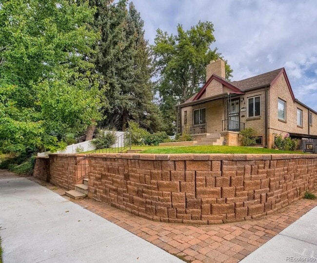 Building Photo - West Highlands - Amazing 32nd Ave, 2 Bed, 1 Bath Unit in Duplex- Shared Yard/Common Space