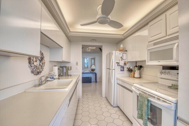 Building Photo - 5540 N Ocean Dr