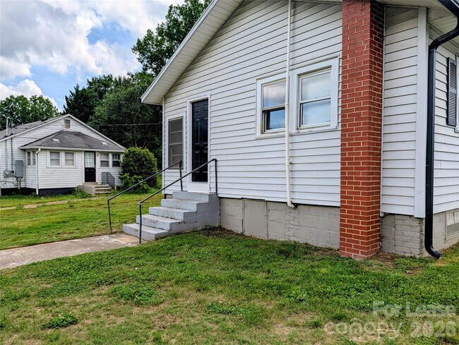 Building Photo - 829 Bristol Dr
