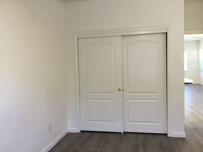 Building Photo - 637 W Fontaine Ln