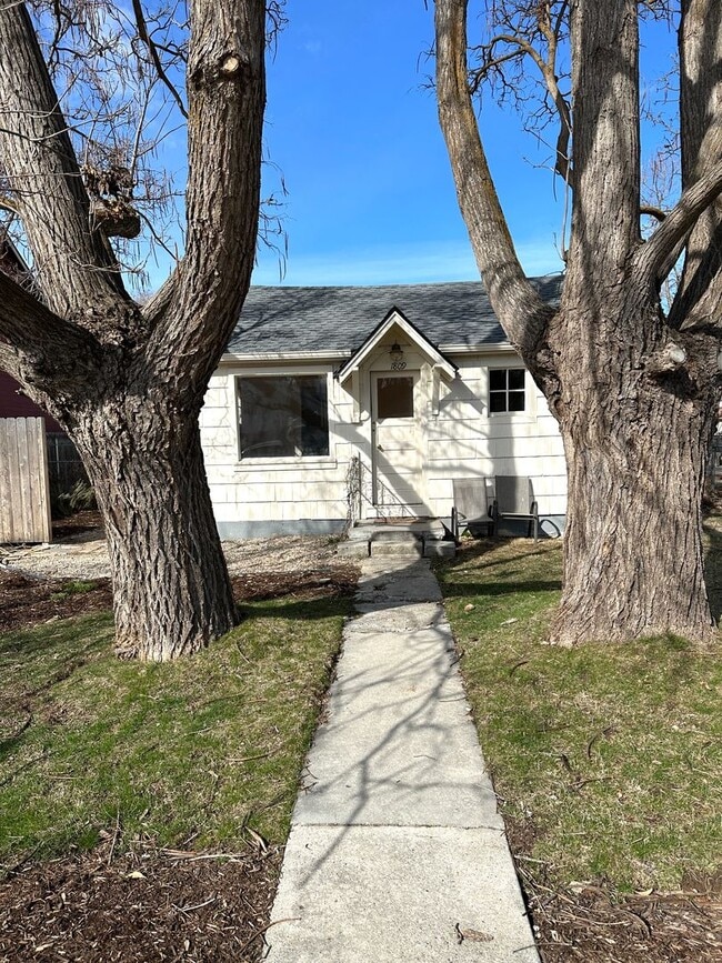 Building Photo - 1-Bedroom Cottage on Bench