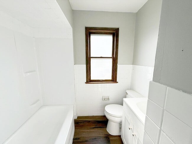 Building Photo - 3 BED 1 BATH BEAUTIFUL SINGLE FAMILY HOME ...