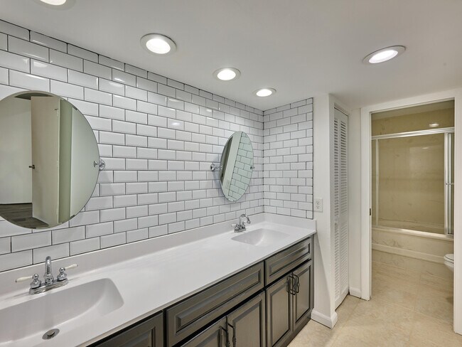 Building Photo - 6040 Glendale Dr