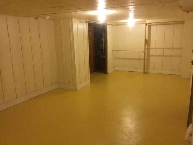 Building Photo - Overlook Charmer