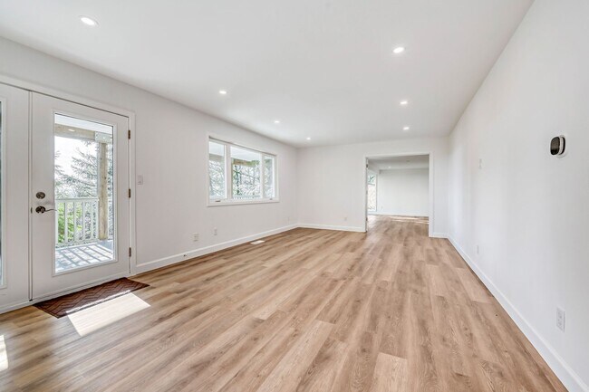 Building Photo - Updated Mid-Century 4BR / 2.5BA Daylight Ranch w/ Panoramic Views, Double Decks, A/C + 2-Car Garage